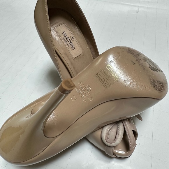 VALENTINO Patent Leather Pumps. Size 7 - Picture 4 of 6